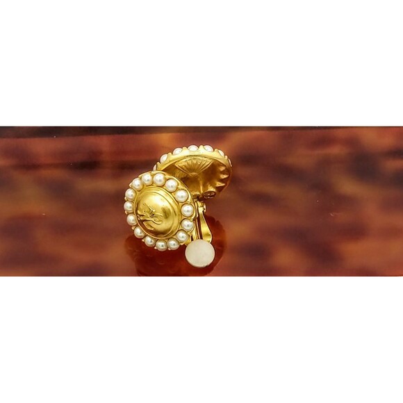 KARL LAGERFELD KL Vintage, Initial Logo Round Disc Pearl Clip-On Earrings 1'' Dm - Picture 3 of 6